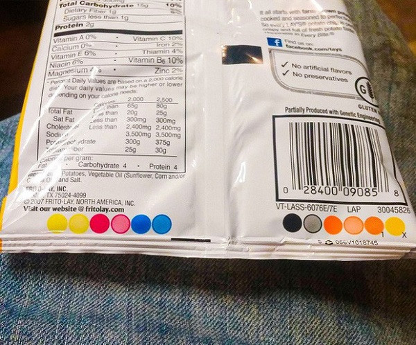 Những chấm tròn màu xanh lá cây - theo cách hữu cơ, màu đen - biến đổi gen... được gọi là các khối màu của máy in. Tác dụng của nó đơn giản chỉ là giúp nhà sản xuất cần kiểm tra xem mọi thứ đã được in đúng chưa, cũng như cho biết vị trí để máy cắt bao bì sản phẩm.