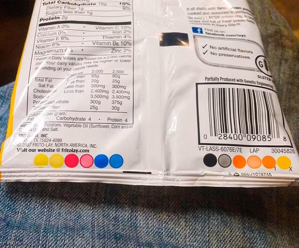 Những chấm tròn màu xanh lá cây - theo cách hữu cơ, màu đen - biến đổi gen... được gọi là các khối màu của máy in. Tác dụng của nó đơn giản chỉ là giúp nhà sản xuất cần kiểm tra xem mọi thứ đã được in đúng chưa, cũng như cho biết vị trí để máy cắt bao bì sản phẩm.