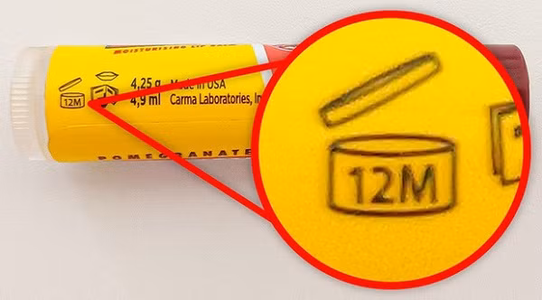 Trên hầu hết các gói đồ trang điểm đều xuất hiện con số cùng chữ M như 6M, 12M,...Đây là biểu tượng cho thời hạn bạn nận sử dụng sản phẩm sau khi mở, và con số đi kèm tượng trưng cho số tháng (month).