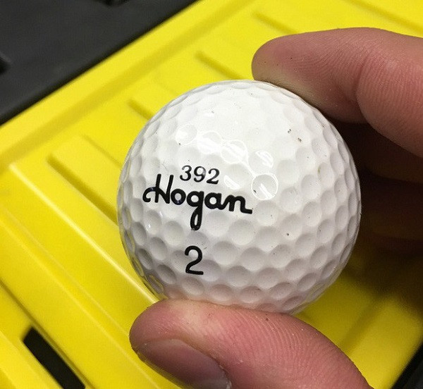 Những vết lõm trên quả bóng golf là một trong các bí mật công nghệ thú vị mà nhiều người chưa biết. Ban đầu, những quả bóng golf được làm tròn và mịn, nhưng hóa ra những vết lõm lại giúp nó có thể bay xa hơn - điều quyết định kết quả của cả cuộc chơi.