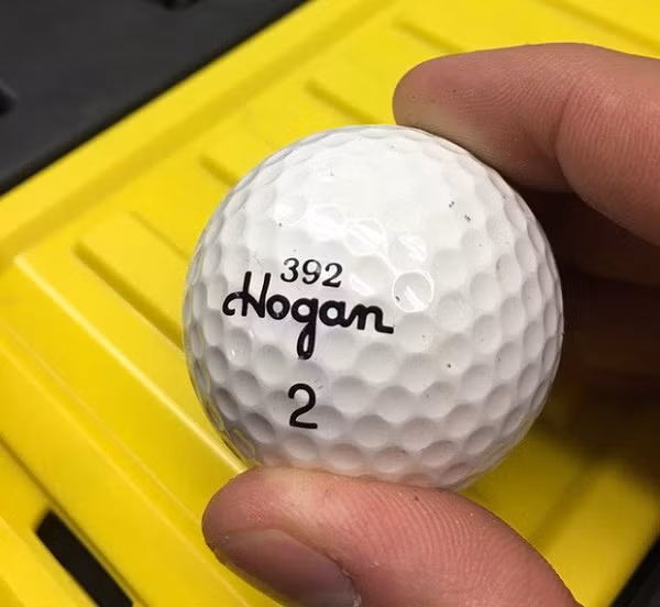 Những vết lõm trên quả bóng golf là một trong các bí mật công nghệ thú vị mà nhiều người chưa biết. Ban đầu, những quả bóng golf được làm tròn và mịn, nhưng hóa ra những vết lõm lại giúp nó có thể bay xa hơn - điều quyết định kết quả của cả cuộc chơi.