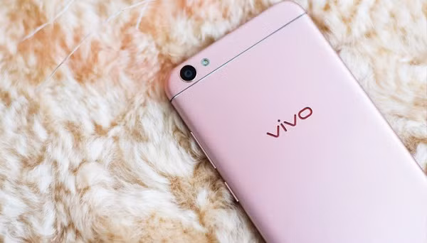 Các hãng điện thoại như Apple, Huawei hay Honor đều từng cho ra mắt những mẫu điện thoại màu xanh lá cây rất bắt mắt. Màu hồng cũng là lựa chọn tuyệt vời cho những cô nàng trẻ trung.