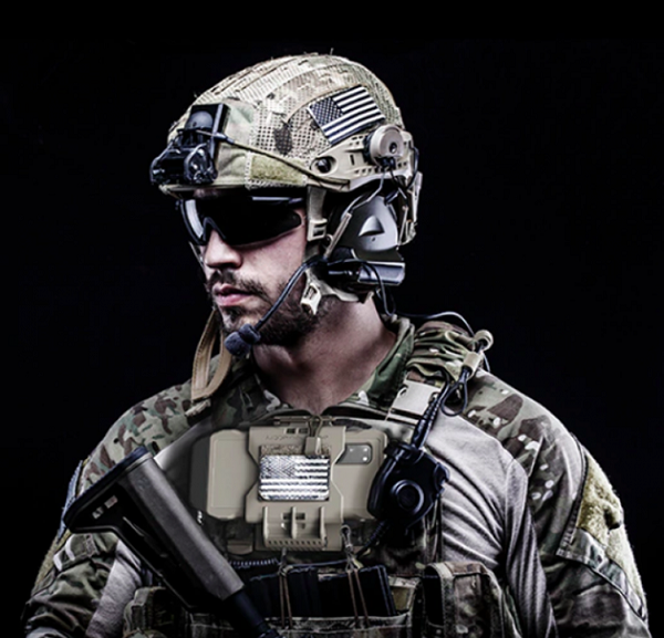 Chiếc điện thoại đặc biệt có một khung cực chắc chắn bảo vệ với một nắp lật. Theo đó, nó có thể chịu được hầu hết mọi tình huống khốc liệt trên chiến trường, bao gồm cả trường hợp bị một chiếc xe tăng hạng nặng cán qua.