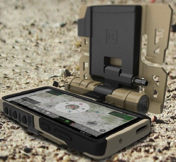 Sự khác biệt trên chiếc điện thoại này là được mã hóa hai lần, khiến nó đủ mạnh để xử lý dữ liệu và thông tin tuyệt mật, kết nối với radio chiến thuật và hệ thống đa nhiệm vụ. Mặt khác, chế độ ẩn được trang bị trên điện thoại này sẽ vô hiệu hóa LTE và tắt tất cả các chương trình phát sóng RF để chống nghe lén.