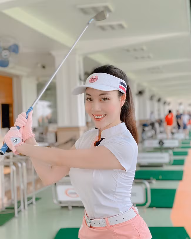 Trang Facebook cá nhân của Hà My liên tục cập nhật hình ảnh trên sân golf của cô. Đi đánh golf nhưng Hà My ăn vận sành điệu như đi diễn thời trang.