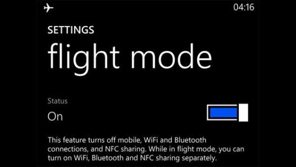 Khi cắm sạc, người dùng không cần tới kết nối di động, Wi-Fi, Bluetooth, GPS…, do đó việc bật Chế độ Máy bay trên iPhone sẽ là một lựa chọn hợp lý. Pin của máy sẽ được sạc nhanh hơn khi điện thoại ở Chế độ Máy bay.