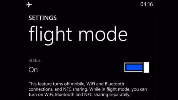 Khi cắm sạc, người dùng không cần tới kết nối di động, Wi-Fi, Bluetooth, GPS…, do đó việc bật Chế độ Máy bay trên iPhone sẽ là một lựa chọn hợp lý. Pin của máy sẽ được sạc nhanh hơn khi điện thoại ở Chế độ Máy bay.