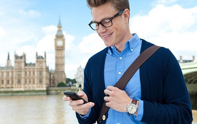 Nếu bạn đi du lịch, công tác nước ngoài nên để chế độ máy bay nếu không muốn bị mất tiền oan. Bởi khi bạn sang một nước nào đó, điện thoại sẽ tự chuyển chế độ roaming – sóng nhà mạng của quốc gia đó.