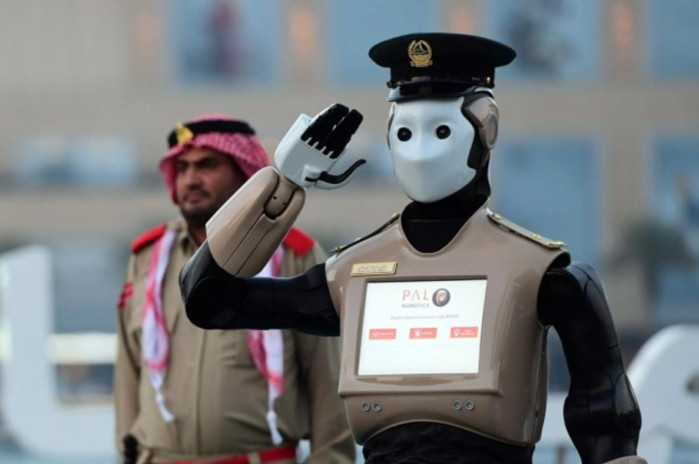 Dubai đã đưa một robot vào hoạt động với vai trò là một phần của lực lượng cảnh sát đường phố và đã đặt cho nó một cái tên đầy sáng tạo là Rob Robopop. Một phần trong kế hoạch của Dubai là đạt 25% lực lượng cảnh sát của mình là robot vào năm 2030.