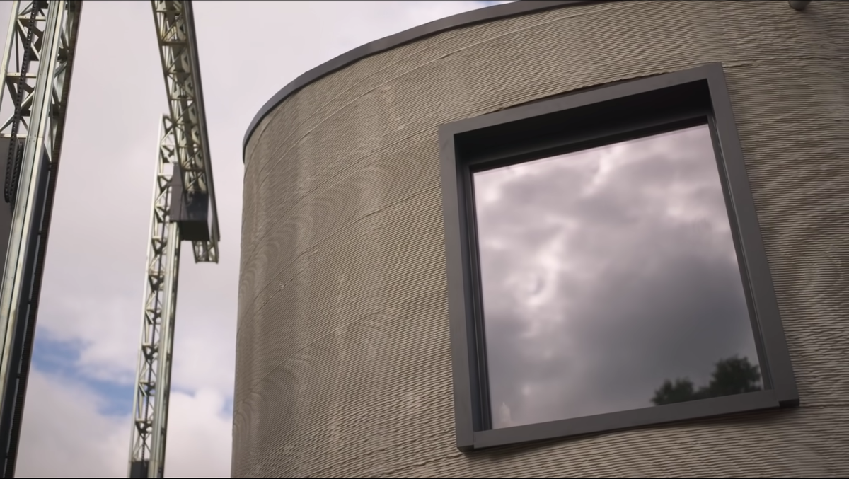 Mặc dù được trang bị một số tiện nghi như pin năng lượng mặt trời hay hệ thống sưởi dưới sàn trong nhà, ngôi nhà này hiện không dùng để ở.