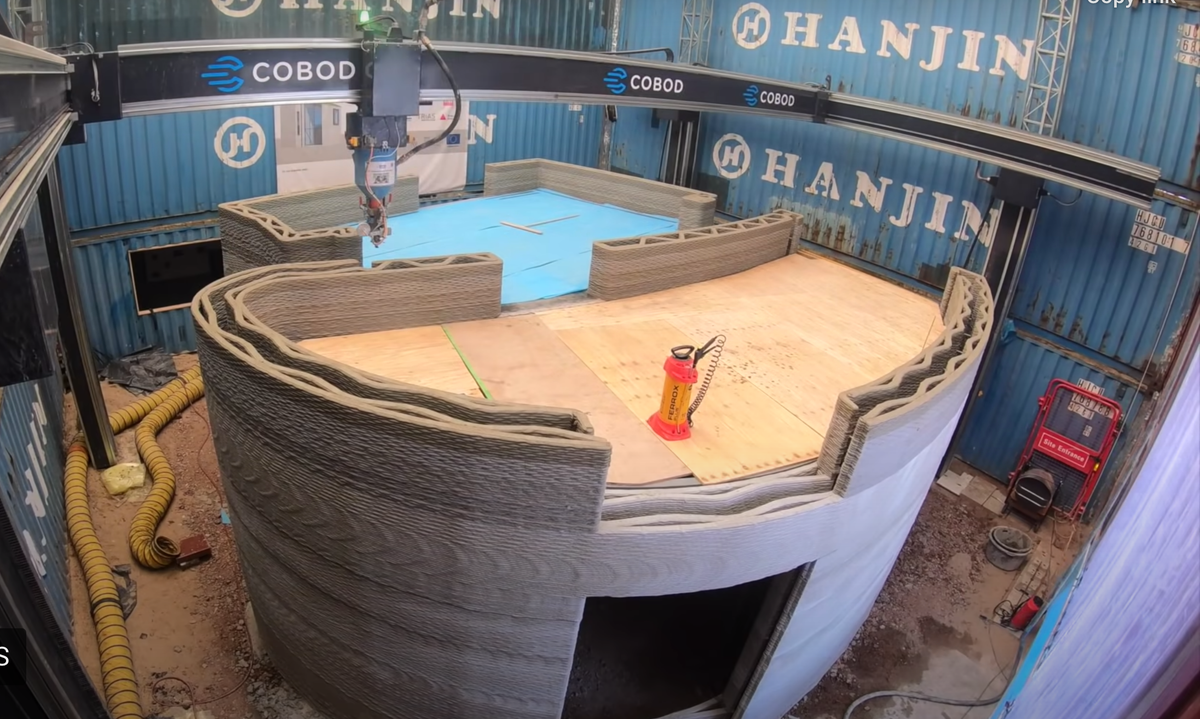 Tuy nhiên, chiếc máy in này sử dụng một loại bê tông tổng hợp đặc biệt để tạo nên từng lớp tường của ngôi nhà.