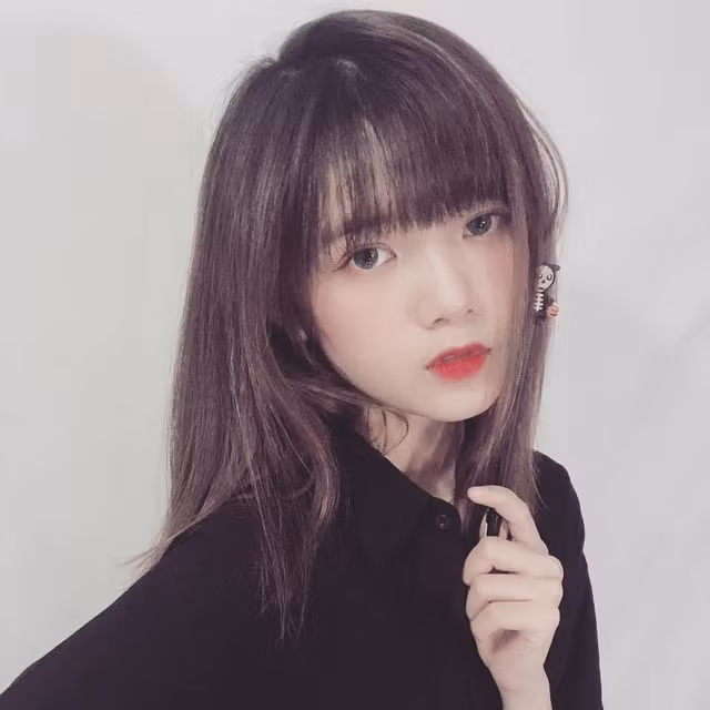 Mía Sweet tên thật là Trần Anh Thi, cô nàng sinh năm 2000, hiện tại đang sinh sống và làm việc tại Thành phố Hồ Chí Minh.