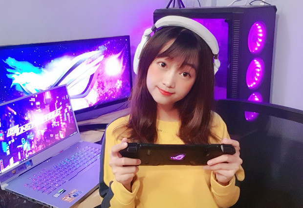 Streamer Hạ Mi tên thật là Nguyễn Thu Minh, sinh năm 1993, hiện sinh sống và làm việc tại Thành phố Hồ Chí Minh.