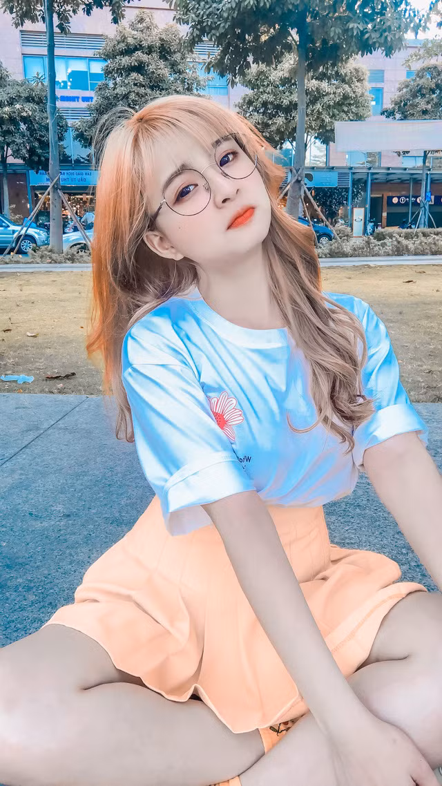 Cô nàng bén duyên với nghề streamer được khoảng 3 năm và cũng đã đạt được những thành công nhất định khi cũng vừa cán mốc hơn 1 triệu người theo dõi trên Tiktok nhờ sự cố gắng không ngừng nghỉ của mình.