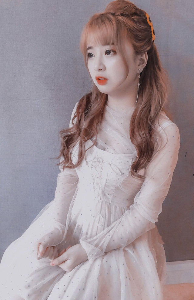 Nữ streamer này luôn gây ấn tượng bởi sở hữu đôi mắt to tròn, gương mặt baby và giọng nói lanh lảnh.