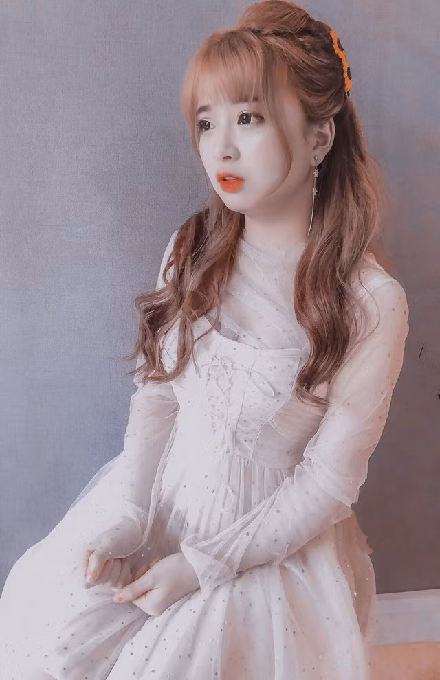 Nữ streamer này luôn gây ấn tượng bởi sở hữu đôi mắt to tròn, gương mặt baby và giọng nói lanh lảnh.