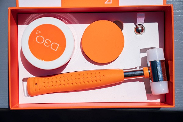 Trông thì có vẻ như một loại chất dẻo đồ chơi của trẻ em nhưng thực chất nó lại là vật liệu siêu hấp thụ lực, đặc biệt hữu ích trong phòng chống chấn thương.