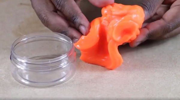 Chất liệu vừa cứng vừa mềm D3O ở điều kiện bình thường, các phân tử của nó di chuyển chậm chạp trở nên mềm dẻo. Tuy nhiên, khi bị nén bởi một va chạm, các phân tử của nó khoá chặt với nhau.