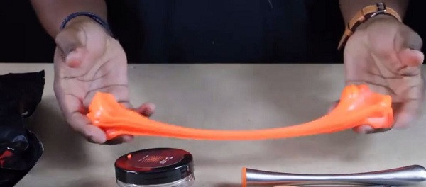 Nhờ đặc tính "hấp thụ sốc", vật liệu cứng lại, lan truyền lực tác động trên một diện tích lớn hơn. Nhờ thế mà D3O như một tấm áo giáp che chắn, không có tác động nào ảnh hưởng trực tiếp được đến vật thể mà nó bảo vệ.