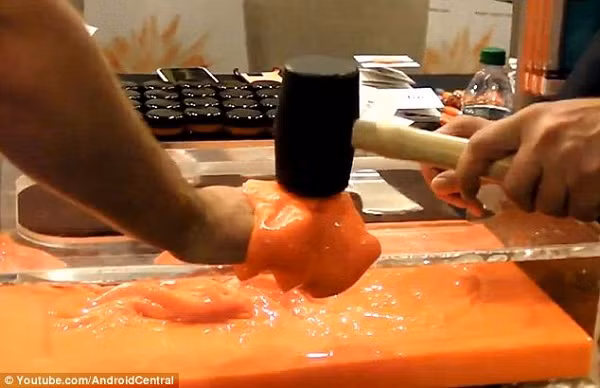 Nhờ có đặc tính độc đáo này mà công ty D3O của Anh - nơi phát triển loại chất dẻo này được cấp bằng sáng chế mũ bảo hiểm, ốp bảo vệ điện thoại di động, găng tay và đặc biệt là quần áo phòng hộ cho quan đội.