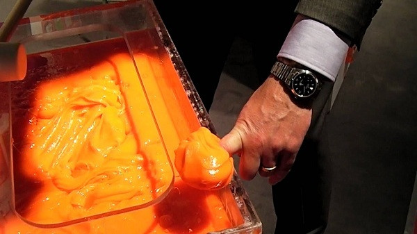 Bình thường mũ vừa mềm, vừa dai khi đội trên đầu giống như đặc tính của chất dẻo kia. Khi người đội có va chạm mạnh ở vùng đầu, chẳng hạn như ngã, mũ sẽ cứng lại như mũ bảo hiểm thông thường và bảo vệ người dùng.