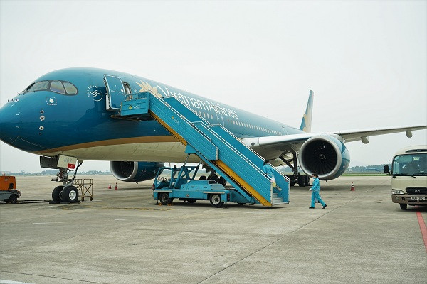 Mỗi ngày Vietnam Airlines vệ sinh hàng chục tàu bay nội địa ngay sau khi hạ cánh. Mỗi tàu bay được vệ sinh khử trùng trong 20-30 phút, tùy độ lớn, trước khi đưa trở lại khai thác.