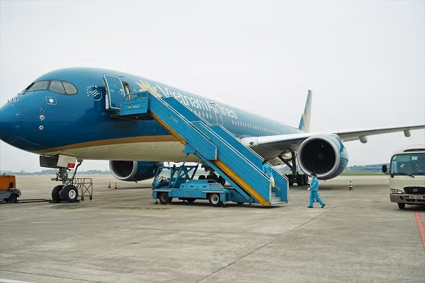 Mỗi ngày Vietnam Airlines vệ sinh hàng chục tàu bay nội địa ngay sau khi hạ cánh. Mỗi tàu bay được vệ sinh khử trùng trong 20-30 phút, tùy độ lớn, trước khi đưa trở lại khai thác.