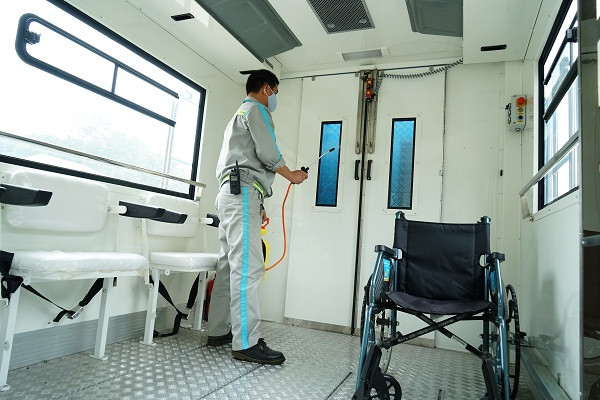 Xe phục vụ hành khách hạn chế di chuyển trên máy bay Vietnam Airlines cũng được vệ sinh khử trùng bằng Chloramin B.