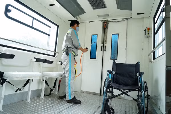 Xe phục vụ hành khách hạn chế di chuyển trên máy bay Vietnam Airlines cũng được vệ sinh khử trùng bằng Chloramin B.