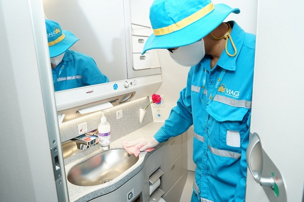 … đến nút bấm vòi nước, bồn rửa mặt, bếp…