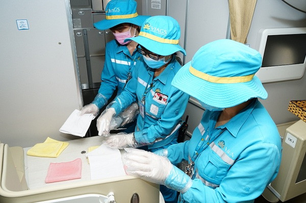 Với quy trình vệ sinh, có 03 loại khăn vệ sinh được dùng. Khăn trắng vệ sinh các bề mặt khoang hành khách, hành lý; Khăn vàng vệ sinh nhà bếp và Khăn hồng vệ sinh toilet.