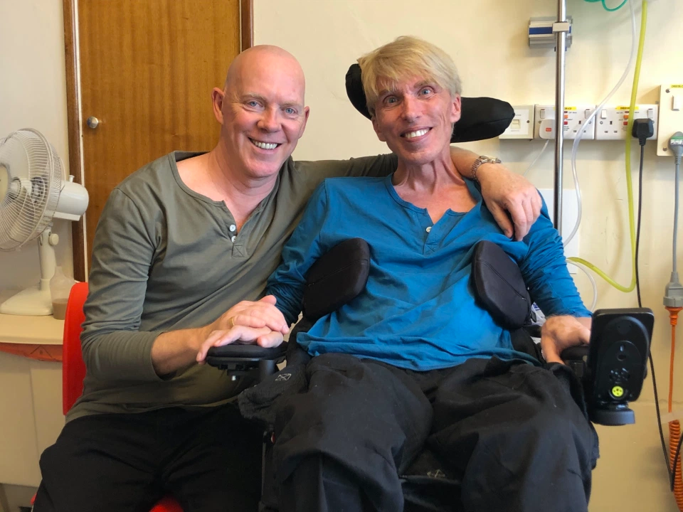 “Hãy coi tôi như một thí nghiệm khoa học. Đây là thời đại của người máy và tôi sẽ trở thành con chuột thí nghiệm nửa người nửa máy đầu tiên trên thế giới. Để xem chúng ta có thể biến khoa học viễn tưởng thành hiện thực hay không”, ông Morgan nói. (Tiến sĩ Morgan bên ạnh người bạn đời cùng chung sống 40 năm với mình, tiến sĩ đã công khai mình thuộc giới tính thứ ba).