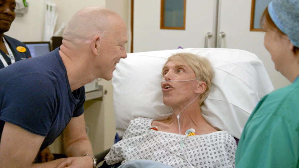 Ông Morgan cũng làm phẫu thuật để cắt thanh quản để tách thực quản và khí quản, nhằm ngăn nước bọt tràn vào phổi. Điều này đồng nghĩa với việc tiến sĩ Morgan sẽ mất đi giọng nói – thứ duy nhất có thể giúp ông kết nối với những người thân yêu. Tuy nhiên, đổi lại, ông sẽ được gắn một bộ thanh quản kỹ thuật số.