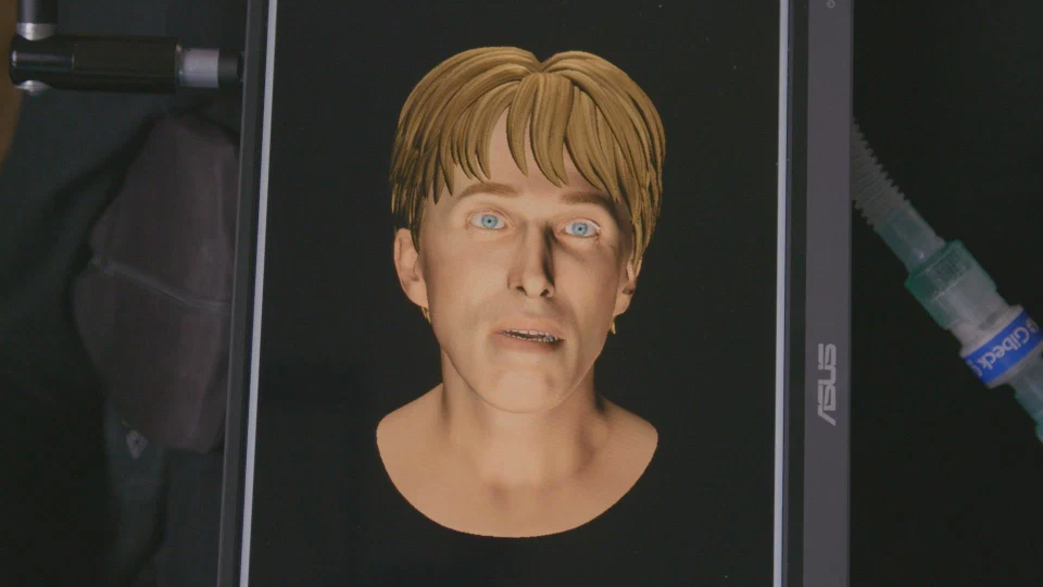 Một máy tính có khả năng đọc suy nghĩ được kết nối trực tiếp vào não của vị tiến sĩ, giúp ông vận hành cơ thể. Gương mặt bị liệt của ông Morgan được thay thế bằng màn hình đại diện, có thể thay đổi cảm xúc và kết hợp với giọng nói qua micro.