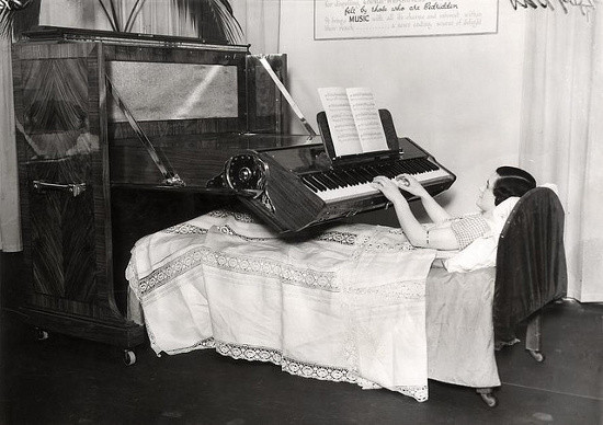 Piano dành cho người nằm trên giường ở Anh năm 1935.