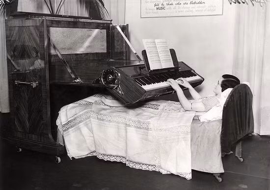 Piano dành cho người nằm trên giường ở Anh năm 1935.