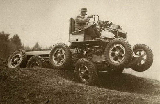 Ô tô nhiều bánh chinh phục mọi địa hình ở Anh năm 1936.