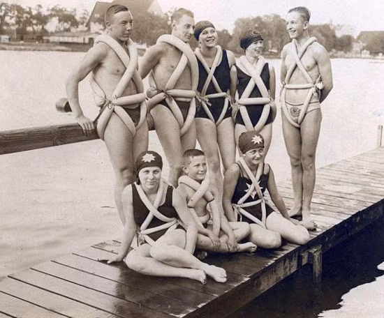 Lốp xe dùng làm phao khi bơi ở Đức năm 1925.