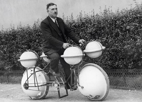 Xe đạp đi trên cạn và dưới nước, phát minh ở Paris, Pháp năm 1932. Tuy nhiên, nhìn thiết kế thật khó tin tưởng chiếc xe này sẽ hoạt động đúng mục đích.