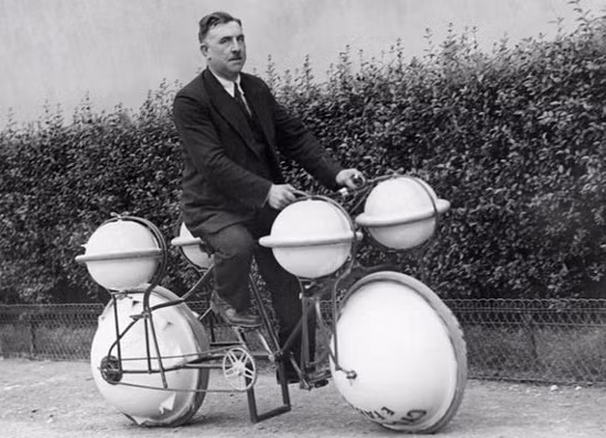 Xe đạp đi trên cạn và dưới nước, phát minh ở Paris, Pháp năm 1932. Tuy nhiên, nhìn thiết kế thật khó tin tưởng chiếc xe này sẽ hoạt động đúng mục đích.