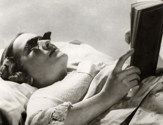 Kính đọc sách cho người nằm trên giường ở Anh năm 1936.