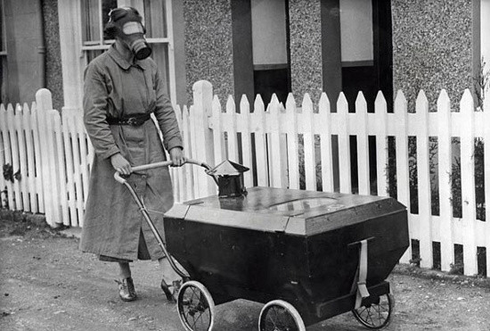 Xe đẩy cung cấp dưỡng khí phòng độc ở Anh năm 1938.