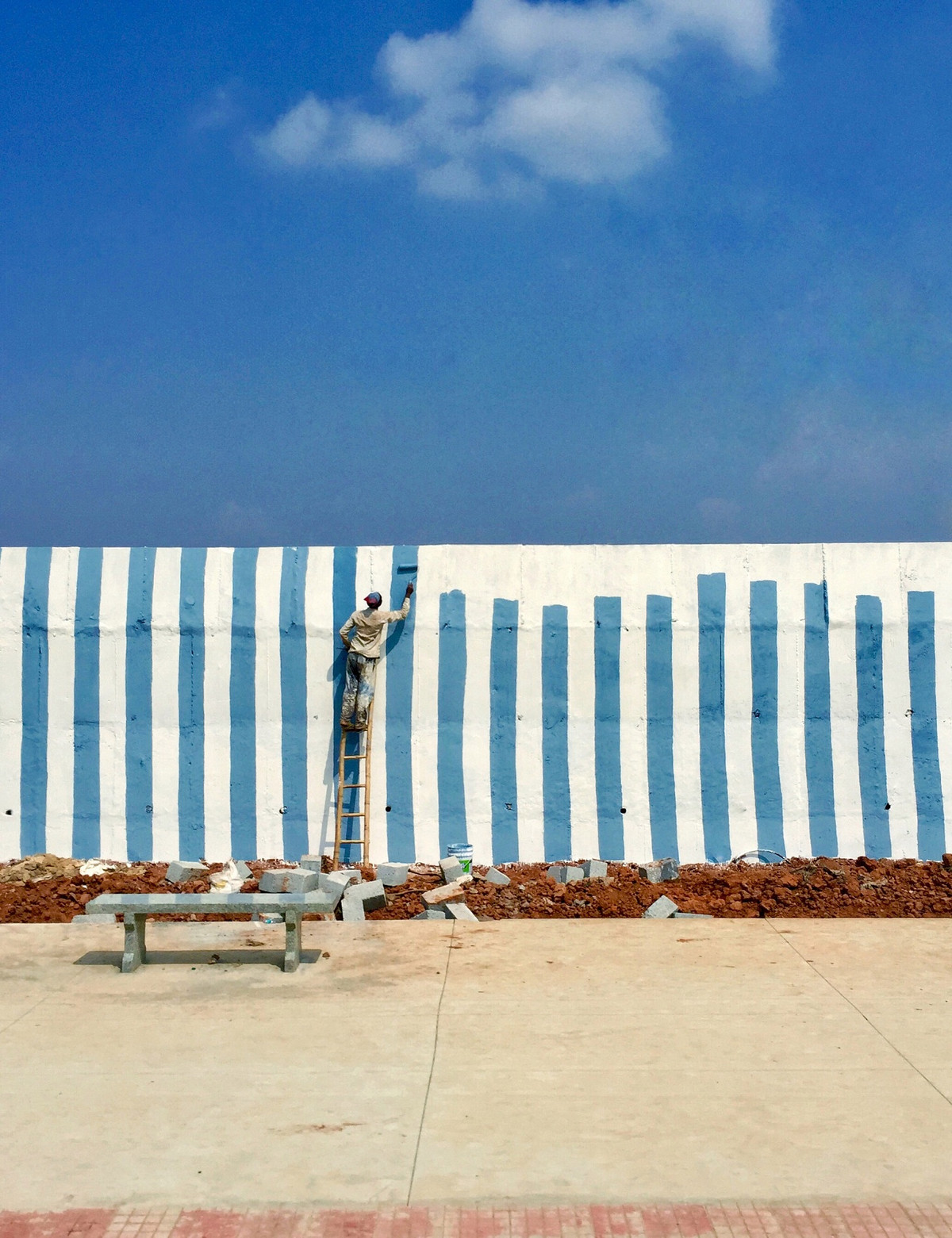 Nhiếp ảnh gia người Belarus Artyom Baryshau đã giành vị trí số 1 trong phần Nhiếp ảnh gia của năm với một bức ảnh sáng tác tuyệt đẹp mang tên "Không có bức tường". Bức ảnh của Baryshau được chụp bằng iPhone 6 cũ. Điều này khẳng định người chụp không cần một chiếc điện thoại thông minh đắt tiền mới để chụp được những bức ảnh đẹp.