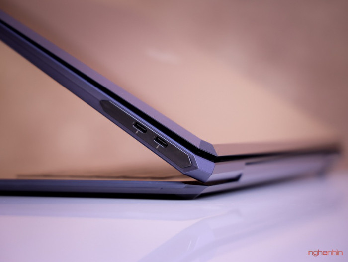 ProArt StudioBook One trang bị 3 cổng ThunderBolt với tính năng DisplayPort, mang lại khả năng xuất ra tới 3 màn hình phụ có độ phân giải 8K.