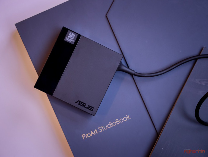 Đặt cạnh những cục sạc có cùng công suất sử dụng công nghệ cũ thì kích thước cục sạcPro Art StudioBook One đã được giảm đi với 1/2 và trọng lượng giảm tới 1/3. Đầu cắm sạc có thiết kế tương tự như cổng USB Type-C nhưng có kích thước lớn hơn tránh trường hợp cắm nhầm. Cục sạc có công suất 300W.