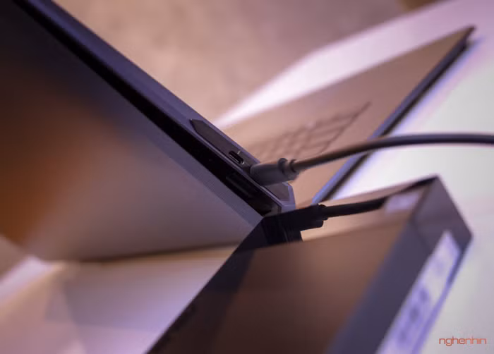 Pro Art StudioBook One có thiết kế đơn giản như một khối thép lạnh màu xám. Phía trên nắp máy chỉ đơn giản là logo ASUS, nhưng các cạnh được gia công cắt vát tinh tế.