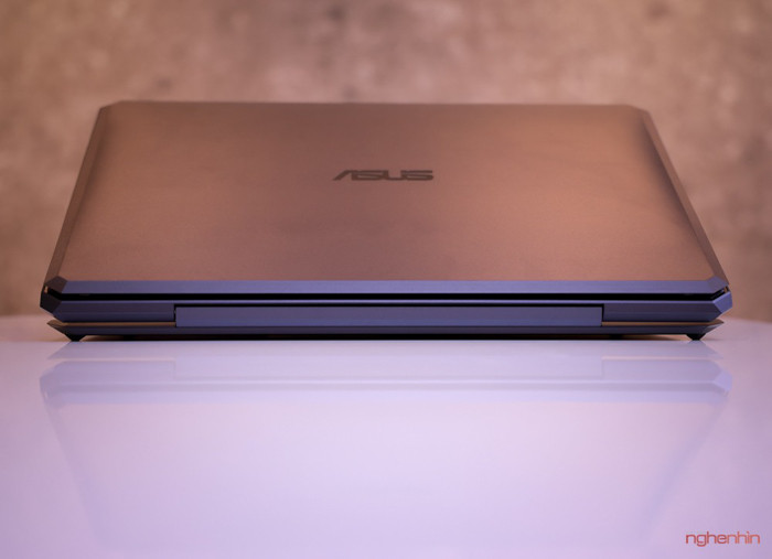 Điều gây ấn tượng lại nằm ở khoảnh khắc khi bạn mở chiếc máy lên. Nắp trên sẽ "há miệng" như một con sò. Hình ảnh gợi nhớ đến ROG Mother Ship. Dĩ nhiên đây không phải là chi tiết làm "màu" mà là cơ chế giúp ProArt StudioBook One yên tĩnh và mát mẻ khi bạn làm việc.