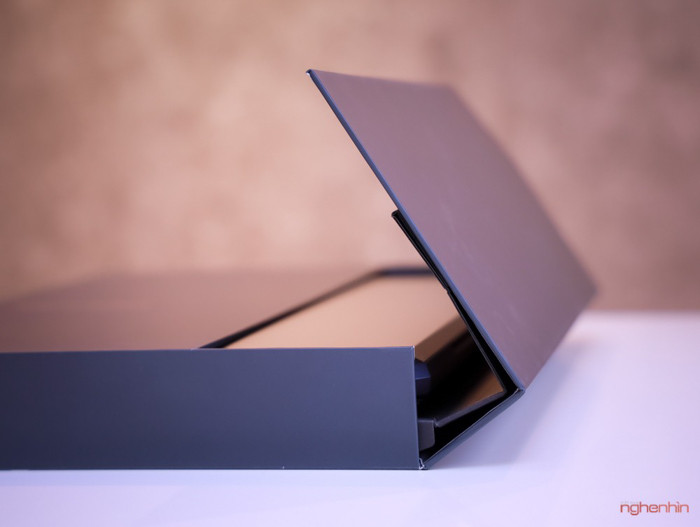 Ngay từ củc sạc của Pro Art StudioBook One đã rất khác. Cục sạc này sử dụng chất liệu GaN (gallium nitride) giúp giảm kích thước đáng kể.