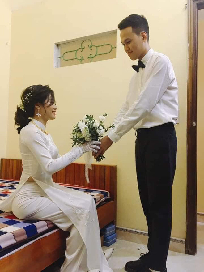 Tuy nhiên, những khoảnh khắc đáng nhớ này của thần đồng AoE Việt Nam đã được bạn bè của game thủ này đăng tải lại. Những hình ảnh đầu tiên về Chim Sẻ Đi Nắng và vợ sắp cưới trông cực kì đẹp đôi và rạng rỡ.