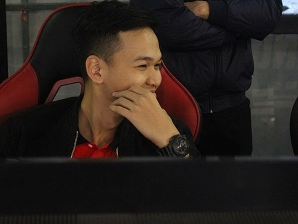 Lúc đó chỉ mới 15 tuổi, Chim Sẻ Đi Nắng đã nhận lời thách đấu với Tiểu Bạch Long, Chim Sẻ dù bị dẫn trước nhưng sau đó lại lội ngược dòng thành công, đánh bật đàn anh với tỉ số 5-4.